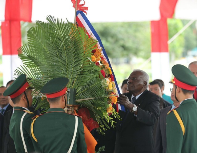 Chủ tịch Quốc hội Cuba dâng hoa tưởng niệm Lãnh tụ Fidel Castro tại Quảng Trị - Ảnh 3.