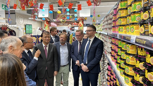 Hàng hóa Việt Nam lên kệ siêu thị Pháp - Ảnh 1.