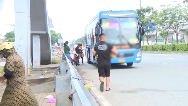 TP Hồ Chí Minh: Đường dây nóng 1022 tiếp nhận phản ánh xe dù, bến cóc - Ảnh 1.