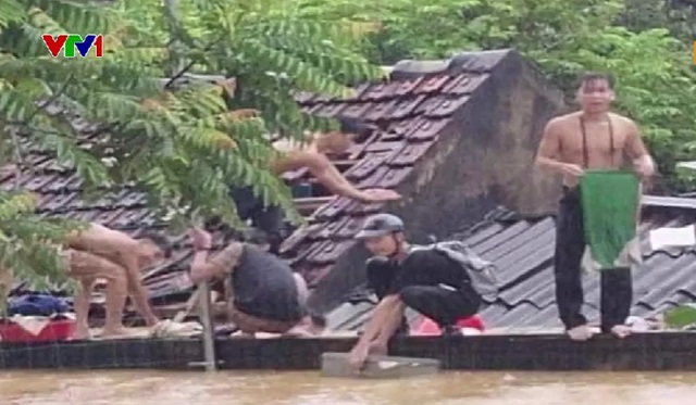 Nước lũ dâng ngập phòng trọ, 40 học sinh trèo lên nóc nhà tránh trú - Ảnh 3.