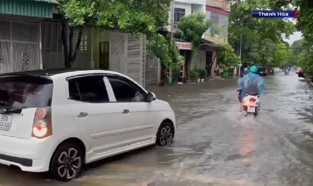 Mưa lớn kéo dài, nhiều tuyến đường ở TP Thanh Hóa bị ngập lụt - Ảnh 1.