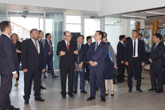 Chủ tịch Quốc hội Vương Đình Huệ thăm cảng BMF Burgas - Ảnh 1.