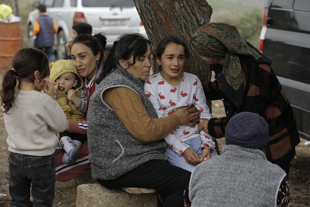 Nagorny-Karabakh tuyên bố giải thể khi hơn 75.000 người chạy trốn khỏi vùng đất ly khai - Ảnh 1.