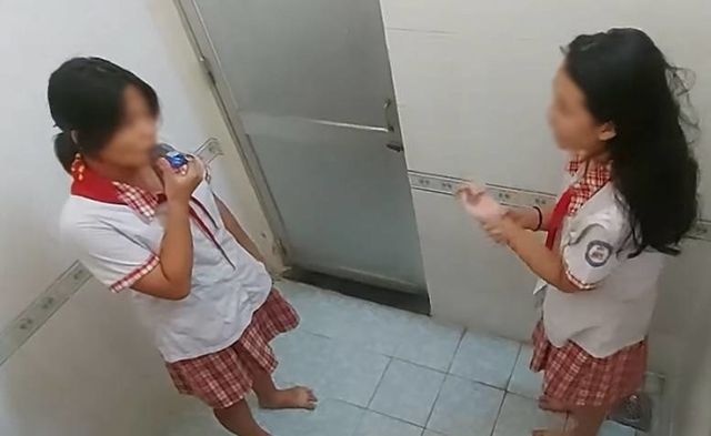TP Hồ Chí Minh: Nhóm nữ sinh THCS hút thuốc, đánh bạn trong toilet - Ảnh 1.