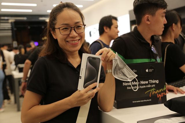 Người dùng Việt nhận iPhone 15 trong đêm - Ảnh 1.