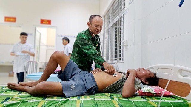 Biên phòng Kiên Giang cứu sống 3 ngư dân gặp nạn trên biển - Ảnh 2.