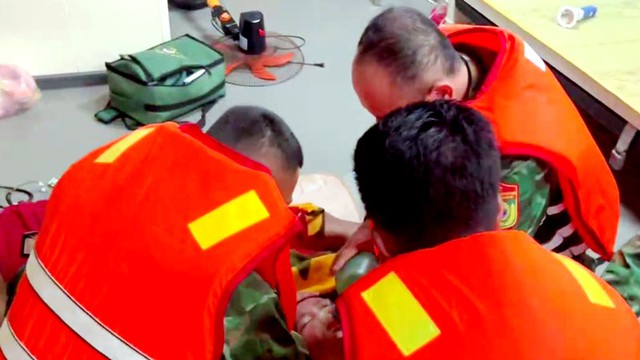 Biên phòng Kiên Giang cứu sống 3 ngư dân gặp nạn trên biển - Ảnh 1.