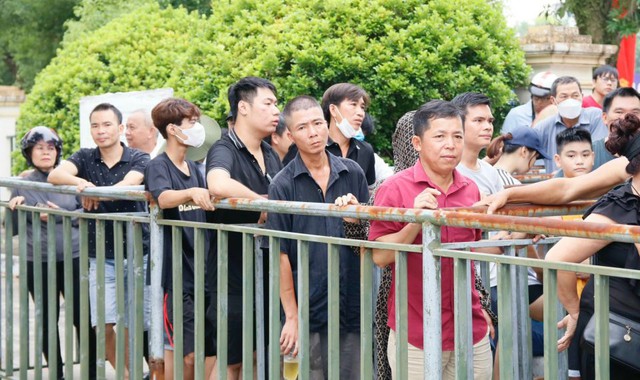 Người hâm mộ hào hứng mua vé xem U23 Việt Nam thi đấu tại Vòng loại U23 Châu Á 2024  - Ảnh 1.