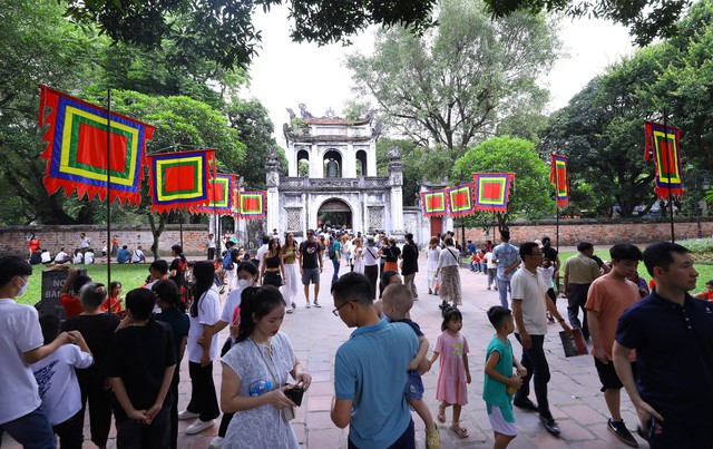 Di tích, bảo tàng tại Hà Nội hút khách dịp lễ 2/9 - Ảnh 1.