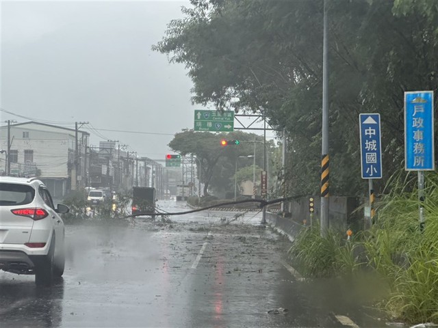 Hàng chục nghìn người mất điện sau khi bão Haikui tấn công Đài Loan (Trung Quốc) - Ảnh 1.