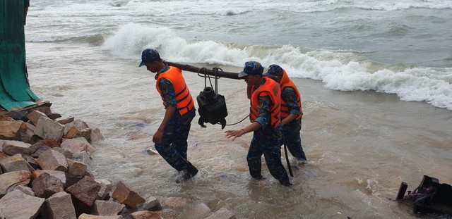 Phú Quốc: Sạt lờ bờ biển, huy động chiến sĩ giúp dân kè biển - Ảnh 1.