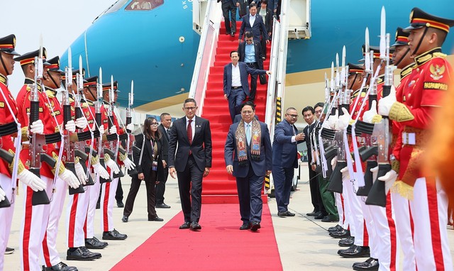 Thủ tướng Phạm Minh Chính đến Indonesia, bắt đầu tham dự Hội nghị cấp cao ASEAN lần thứ 4 - Ảnh 4.