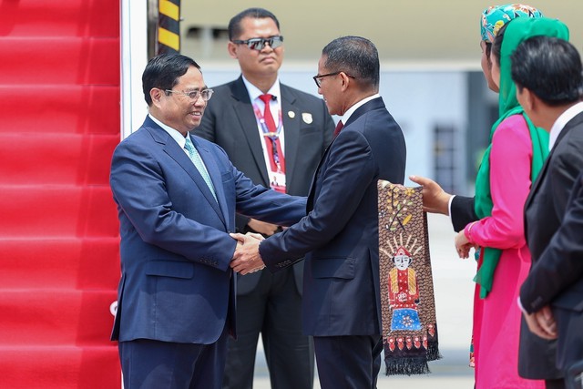 Thủ tướng Phạm Minh Chính đến Indonesia, bắt đầu tham dự Hội nghị cấp cao ASEAN lần thứ 4 - Ảnh 2.