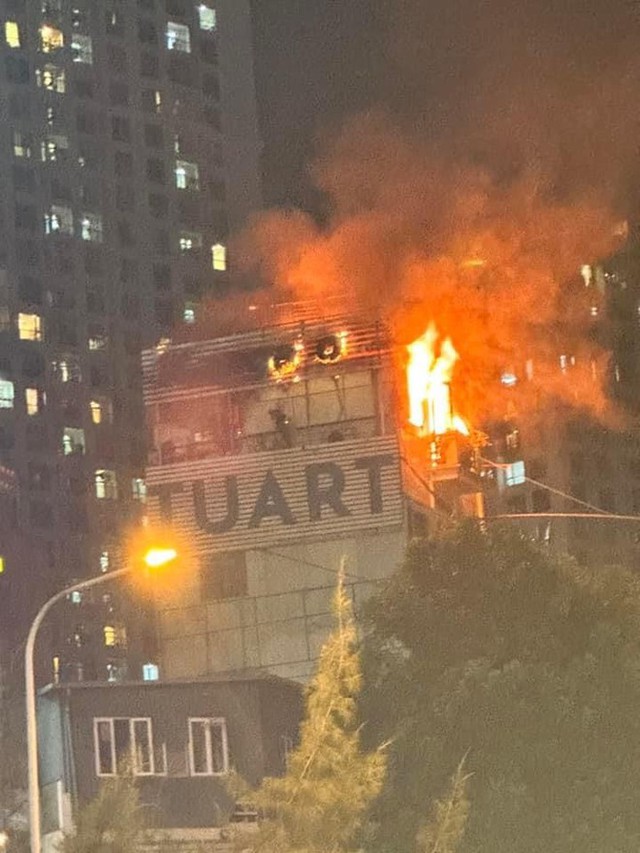 Hà Nội: Kịp thời dập tắt đám cháy trên tầng thượng nhà 5 tầng ở Đường Láng - Ảnh 2.