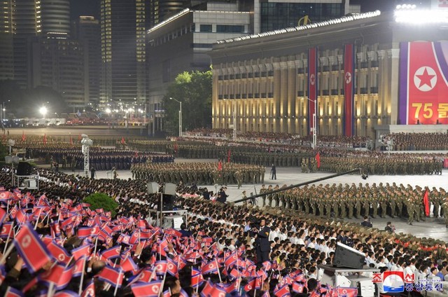 Triều Tiên duyệt binh kỷ niệm 75 năm Quốc khánh - Ảnh 2.