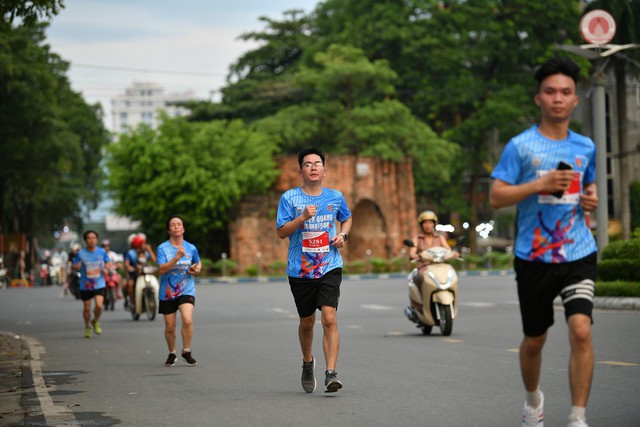 Hơn 500 vận động viên tham gia giải chạy Marathon Tuyên Quang năm 2023 - Ảnh 5.