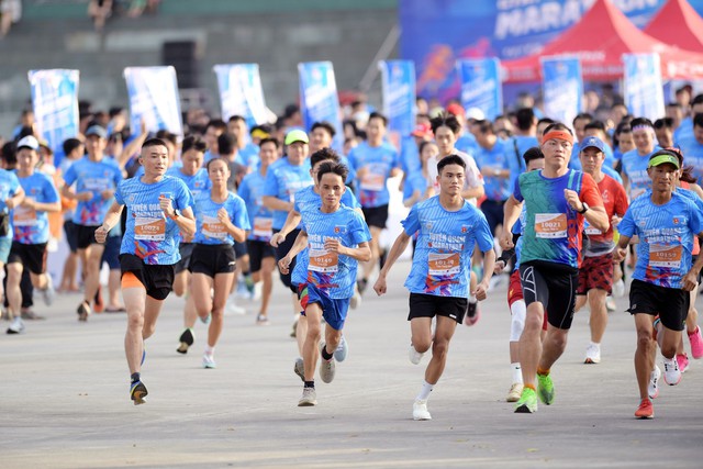Hơn 500 vận động viên tham gia giải chạy Marathon Tuyên Quang năm 2023 - Ảnh 3.