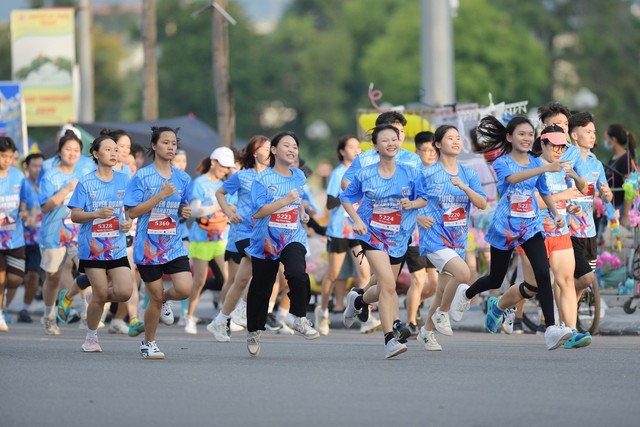 Hơn 500 vận động viên tham gia giải chạy Marathon Tuyên Quang năm 2023 - Ảnh 2.