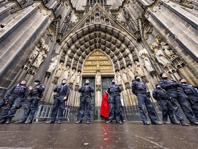 Đức bắt giữ 3 nghi phạm âm mưu tấn công nhà thờ đêm giao thừa - Ảnh 1.