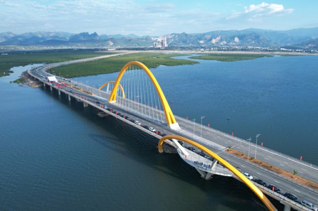 Quảng Ninh khánh thành cầu Bình Minh bắc qua vịnh Cửa Lục - Ảnh 1.