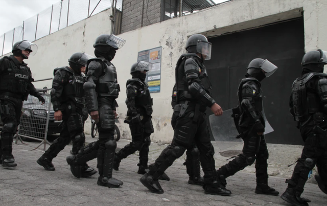 Bạo loạn nhà tù tại Ecuador, tù nhân bắt giữ gần 180 nhân viên trại giam - Ảnh 1.