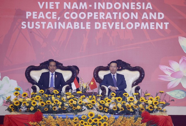 Chủ tịch nước Võ Văn Thưởng và Tổng thống Indonesia tham dự chương trình biểu diễn võ thuật - Ảnh 1.