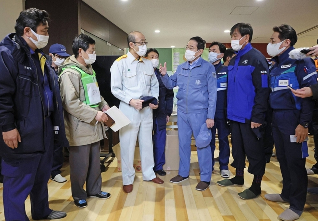Thủ tướng Nhật Bản thăm khu vực xảy ra động đất, tăng cường nỗ lực cứu trợ - Ảnh 1.