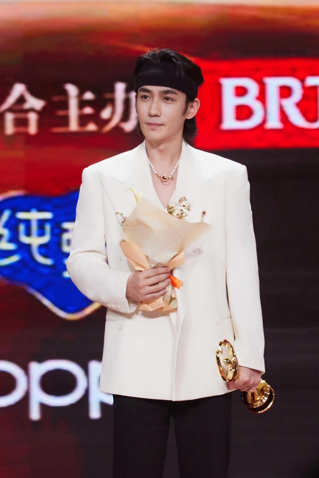 Dương Tử lần thứ 3 nhận giải Queen trong Đêm hội Weibo - Ảnh 2.