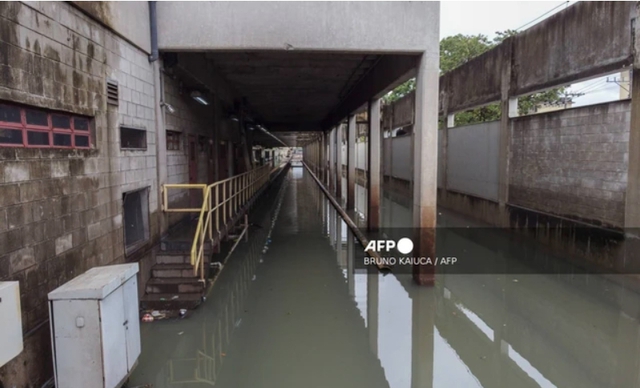 Mưa lớn gây lũ lụt, lở đất ở Rio de Janeiro (Brazil) khiến ít nhất 11 người thiệt mạng - Ảnh 1.