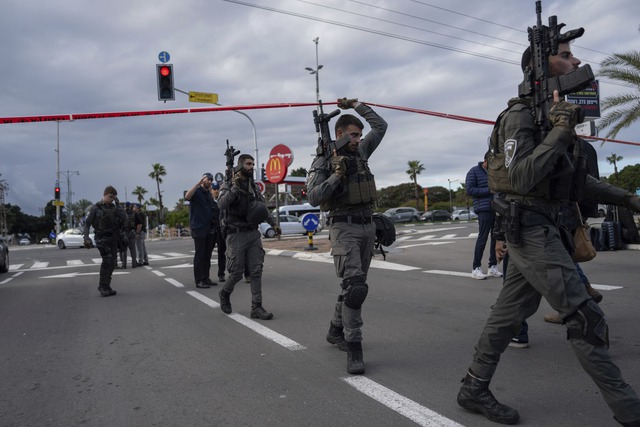 Khủng bố đâm xe hàng loạt ở Israel khiến 1 người tử vong, nhiều người bị thương - Ảnh 1.