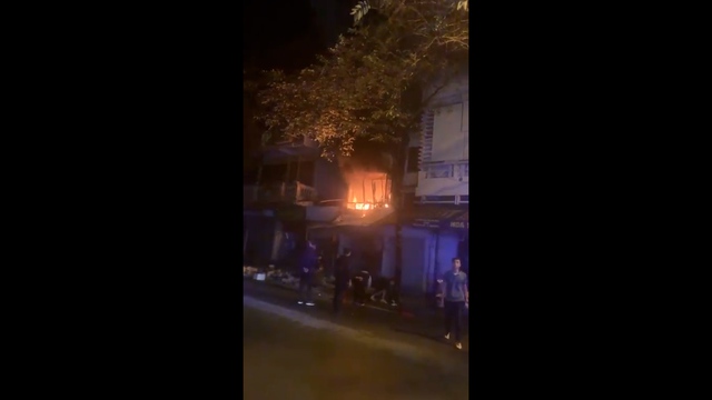 Vụ cháy ở phố Hàng Lược: Hàng xóm, người nhà phá cửa nhưng không thể vào cứu - Ảnh 1.