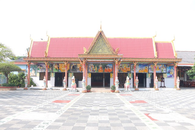 Độc đáo ngôi chùa Khmer được làm từ chén kiểu - Ảnh 1.