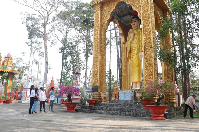 Độc đáo ngôi chùa Khmer được làm từ chén kiểu - Ảnh 3.