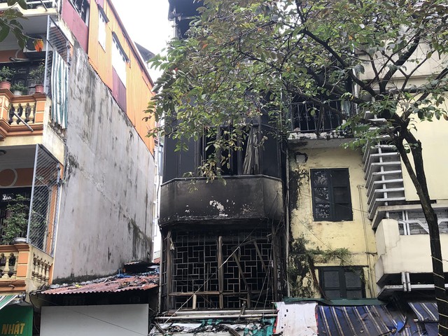Cháy nhà trên phố cổ Hà Nội, 4 người tử vong - Ảnh 1.