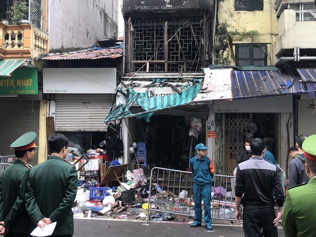 Cháy nhà trên phố cổ Hà Nội, 4 người tử vong - Ảnh 2.
