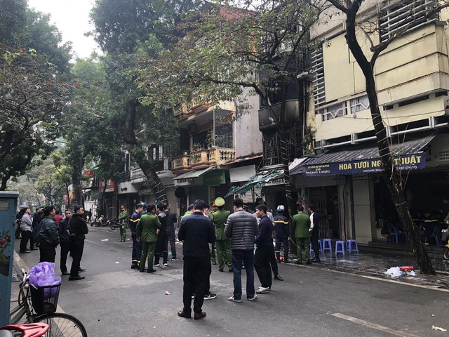 Cháy nhà trên phố cổ Hà Nội, 4 người tử vong - Ảnh 3.