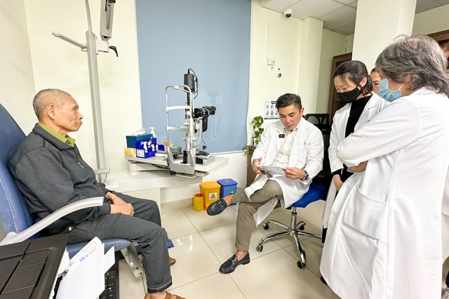 Bệnh viện mắt Hà Nội 2 và Bệnh viện Mắt quốc gia Singapore hợp tác hội chuẩn cho các ca bệnh khó về giác mạc - Ảnh 2.