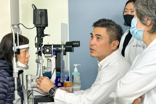 Bệnh viện mắt Hà Nội 2 và Bệnh viện Mắt quốc gia Singapore hợp tác hội chuẩn cho các ca bệnh khó về giác mạc - Ảnh 1.