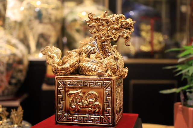 Độc đáo ấn rồng “Hoàng đế chi bảo” phiên bản gốm vàng chào đón Tết Giáp Thìn 2024 - Ảnh 3.