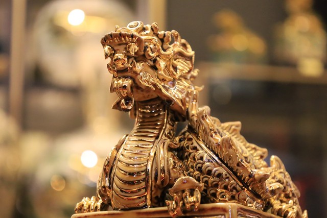 Độc đáo ấn rồng “Hoàng đế chi bảo” phiên bản gốm vàng chào đón Tết Giáp Thìn 2024 - Ảnh 6.