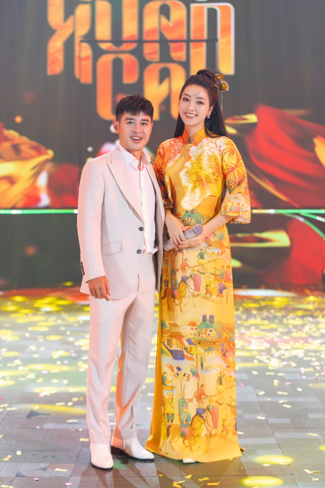 MC Thuỵ Vân “gây choáng” với số trang phục trong Hoa xuân ca 2024 - Ảnh 2.