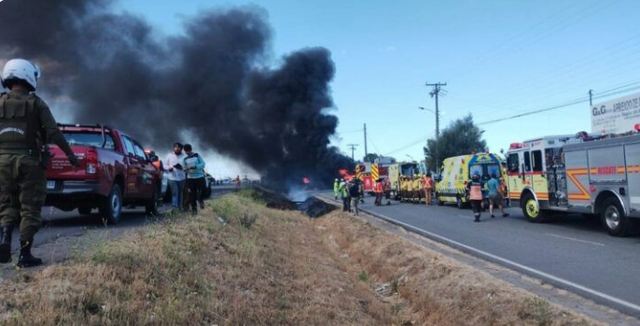 Máy bay rơi trên đường cao tốc ở Chile, phi công tử vong, nhiều người bị thương - Ảnh 1.