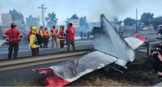 Máy bay rơi trên đường cao tốc ở Chile, phi công tử vong, nhiều người bị thương - Ảnh 2.