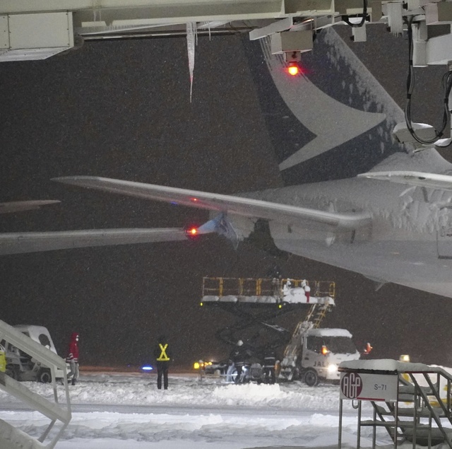 Va chạm máy bay tại Nhật Bản do tuyết rơi dày - Ảnh 1.