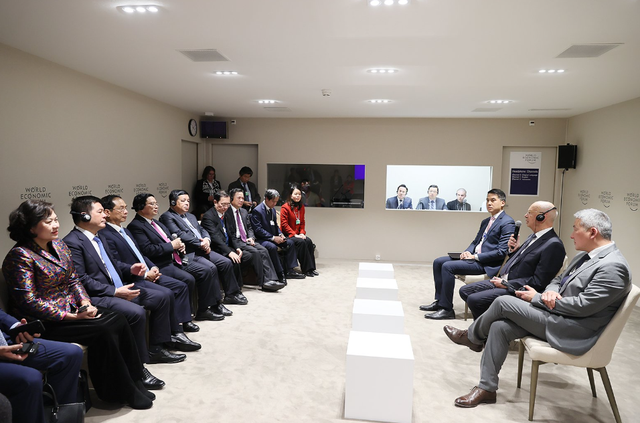 Thủ tướng Phạm Minh Chính gặp lãnh đạo Hàn Quốc, Ukraine, Bỉ và Chủ tịch WEF - Ảnh 2.