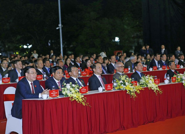 Chủ tịch Quốc hội Vương Đình Huệ dự lễ công bố nghị quyết thành lập thị xã Việt Yên, Bắc Giang - Ảnh 2.