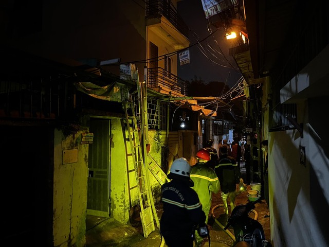 Cháy nhà dân ở quận Hoàng Mai, cứu được cụ bà 82 tuổi bị mắc kẹt - Ảnh 5.