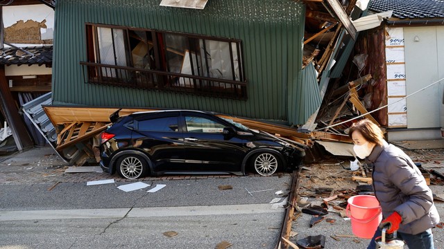 Ít nhất 57 người được xác nhận đã thiệt mạng, Nhật Bản nỗ lực cứu hộ sau động đất - Ảnh 1.