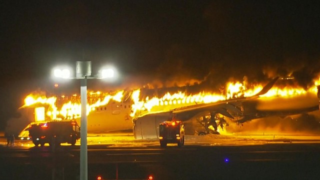 5 người tử vong trong vụ máy bay cháy trên đường băng sau va chạm ở Nhật Bản - Ảnh 1.