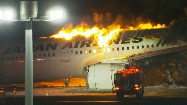 5 người tử vong trong vụ máy bay cháy trên đường băng sau va chạm ở Nhật Bản - Ảnh 2.